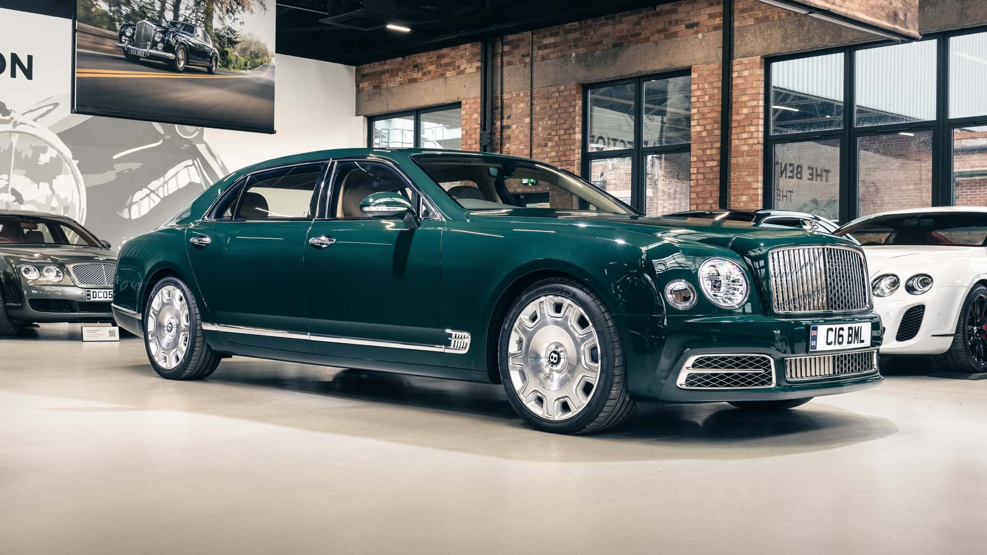 Bentley Mulsanne long wheelbase custom model debuts: once the exclusive ride of the Queen of England, equipped with a 6.75-liter V8 engine.