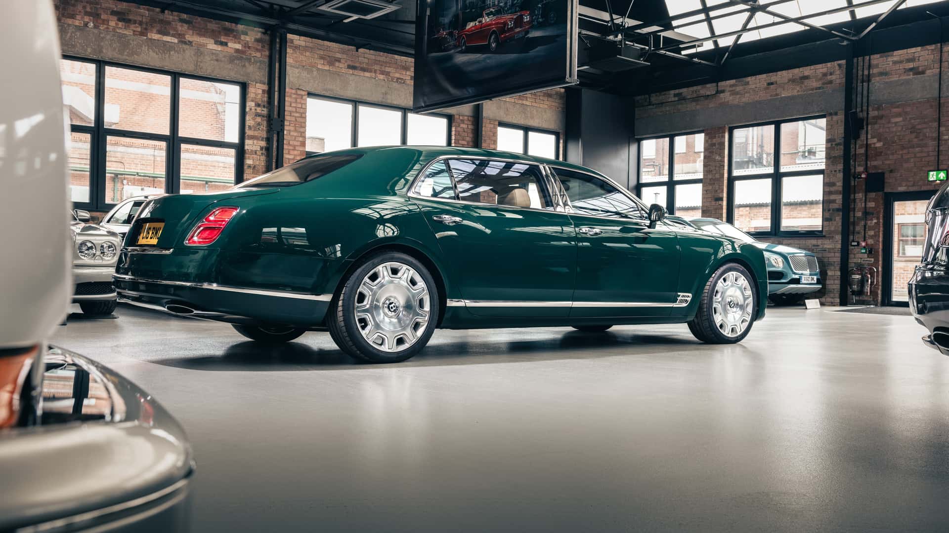 Bentley Mulsanne long wheelbase custom model debuts: once the exclusive ride of the Queen of England, equipped with a 6.75-liter V8 engine.