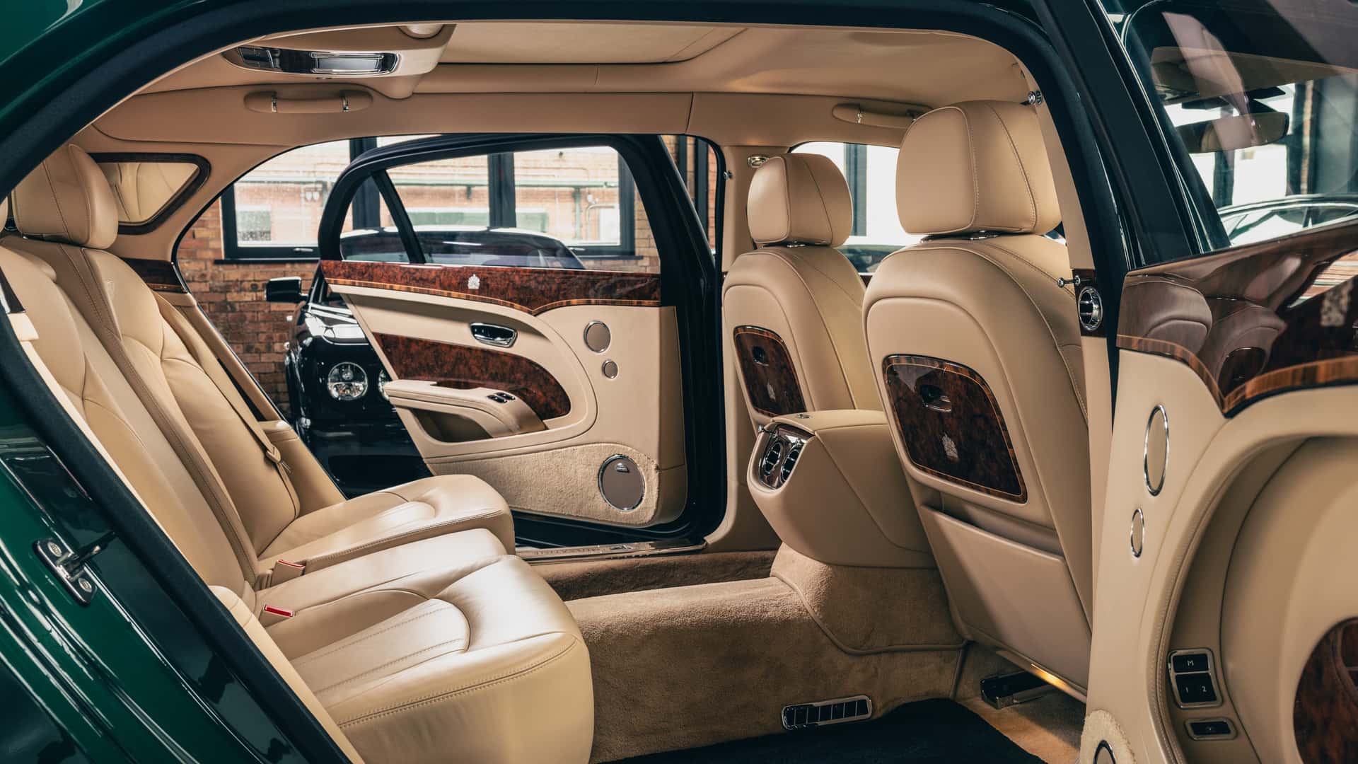 Bentley Mulsanne long wheelbase custom model debuts: once the exclusive ride of the Queen of England, equipped with a 6.75-liter V8 engine.