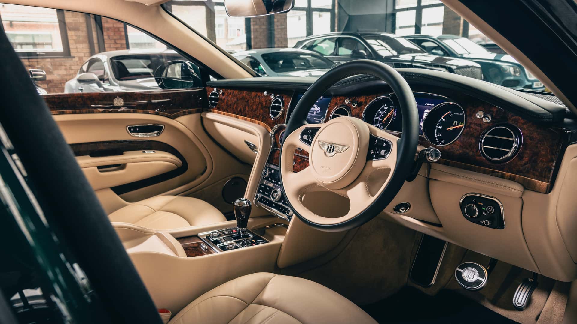 Bentley Mulsanne long wheelbase custom model debuts: once the exclusive ride of the Queen of England, equipped with a 6.75-liter V8 engine.