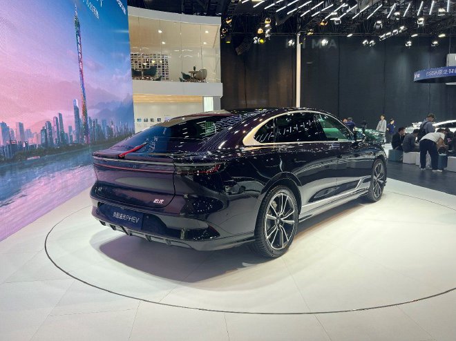 Guangzhou Auto Show 2023: Lan Tu Chasing Light PHEV pre-sale starts