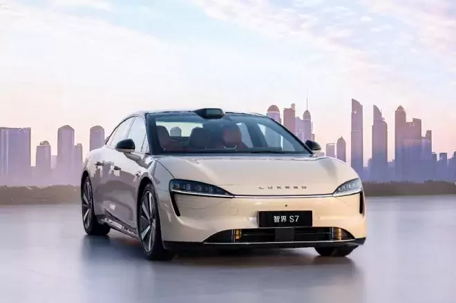 Zhijie S7: A High-Tech, Luxury Sedan with HarmonyOS 4