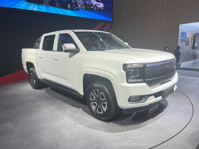 2023 Guangzhou Auto Show: Jiangling Dawa EV makes its appearance at the exhibition booth.