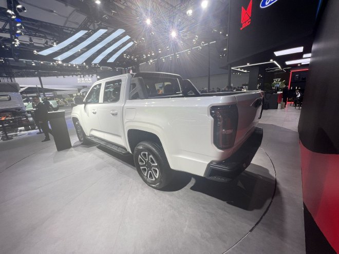 2023 Guangzhou Auto Show: Jiangling Dawa EV makes its appearance at the exhibition booth.