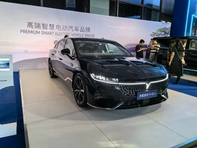 LanTu Chasing Light PHEV: Luxury Hybrid Sedan Launch with 390kW Power