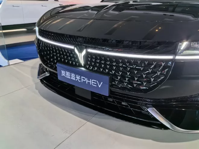 LanTu Chasing Light PHEV: Luxury Hybrid Sedan Launch with 390kW Power