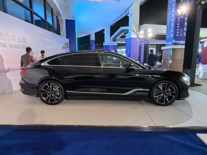 LanTu Chasing Light PHEV: Luxury Hybrid Sedan Launch with 390kW Power