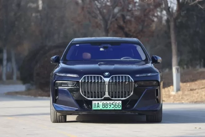 Experience the Luxury of the All-Electric BMW i7: Redefining the Digital Era