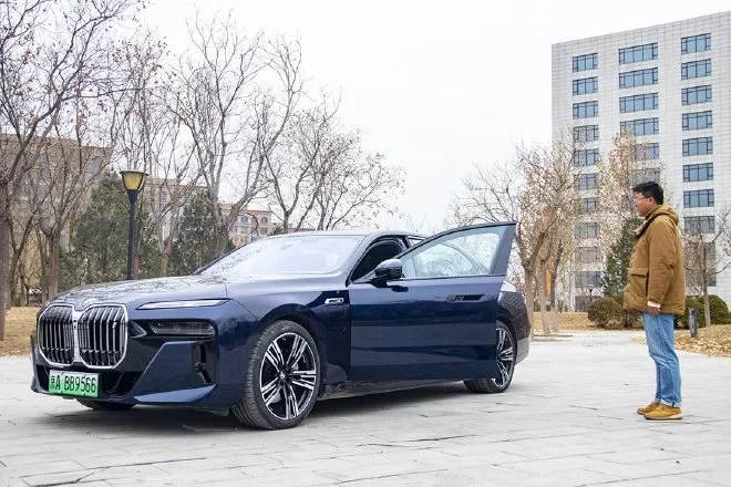 Experience the Luxury of the All-Electric BMW i7: Redefining the Digital Era