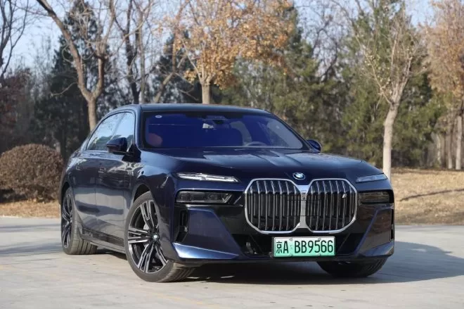 Experience the Luxury of the All-Electric BMW i7: Redefining the Digital Era