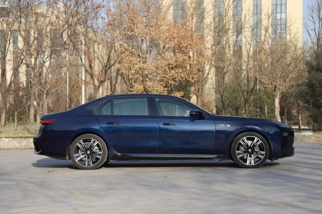 Experience the Luxury of the All-Electric BMW i7: Redefining the Digital Era