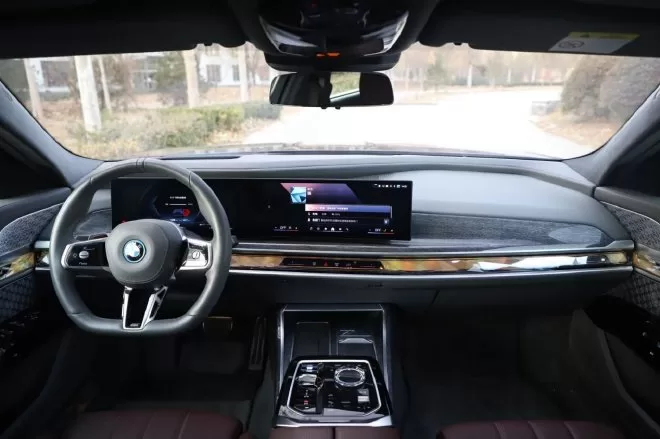 Experience the Luxury of the All-Electric BMW i7: Redefining the Digital Era