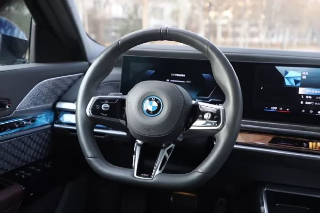 Experience the Luxury of the All-Electric BMW i7: Redefining the Digital Era