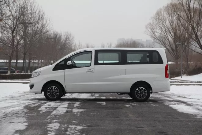 Ruifeng M3 PLUS HEV: A Low-Cost, Spacious MPV with Hybrid Power