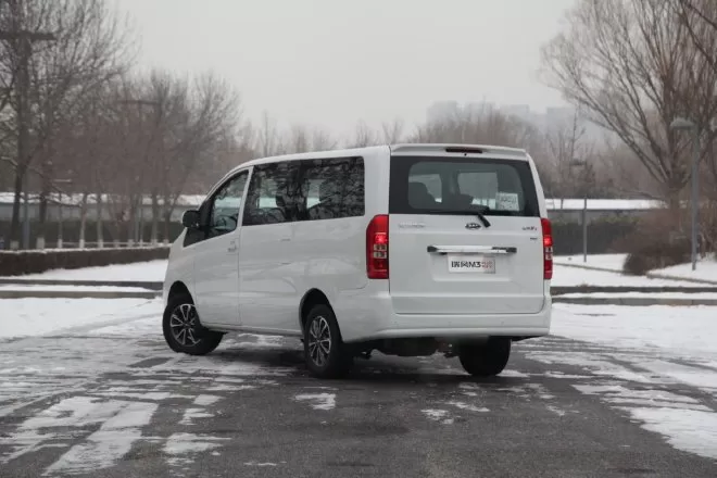 Ruifeng M3 PLUS HEV: A Low-Cost, Spacious MPV with Hybrid Power