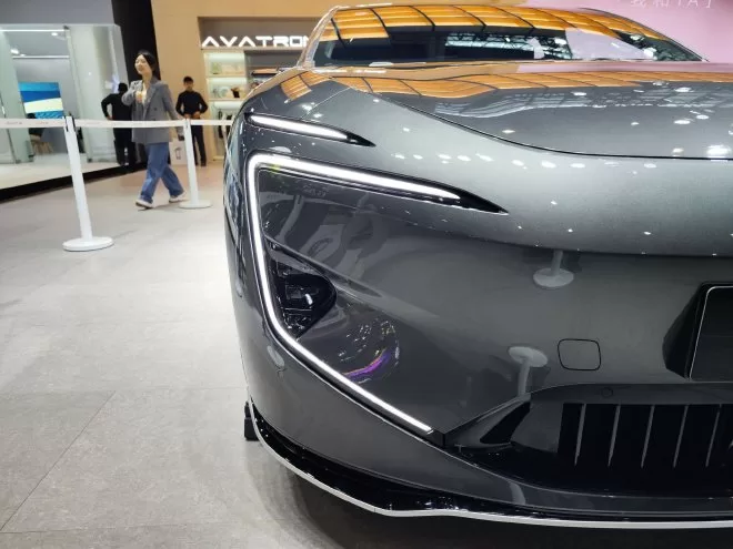 Avita 12: New Energy Luxury Sedan Debuts at Haikou Exhibition