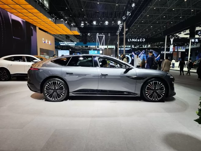 Avita 12: New Energy Luxury Sedan Debuts at Haikou Exhibition