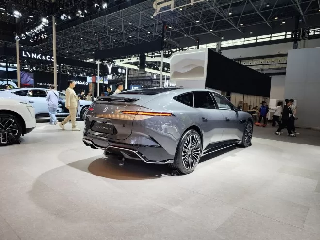 Avita 12: New Energy Luxury Sedan Debuts at Haikou Exhibition