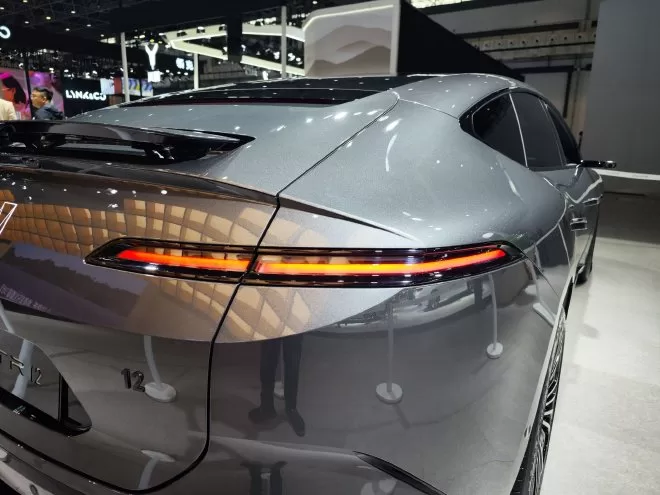 Avita 12: New Energy Luxury Sedan Debuts at Haikou Exhibition