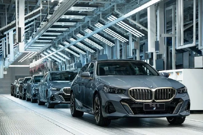 BMW 5 Series Long-Wheelbase: Benchmark Luxury Quality & Innovative Production Processes