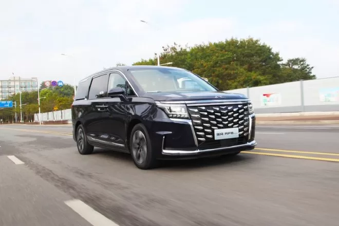 Experience the Technological Charm of the RuiFeng RF8 PHEV: A Detailed Test Drive Review