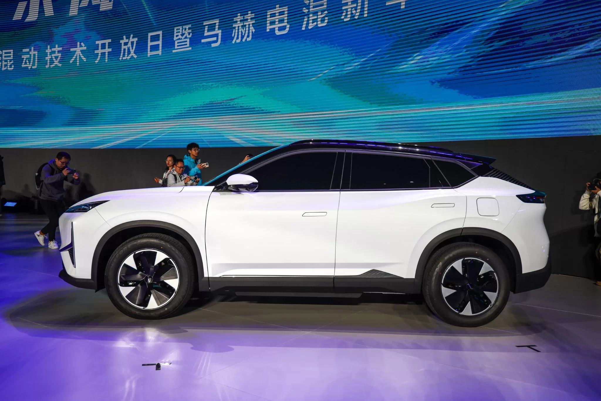 Dongfeng Fengshen L7: Unveiling the Stylish Hybrid SUV with PHREV Technology