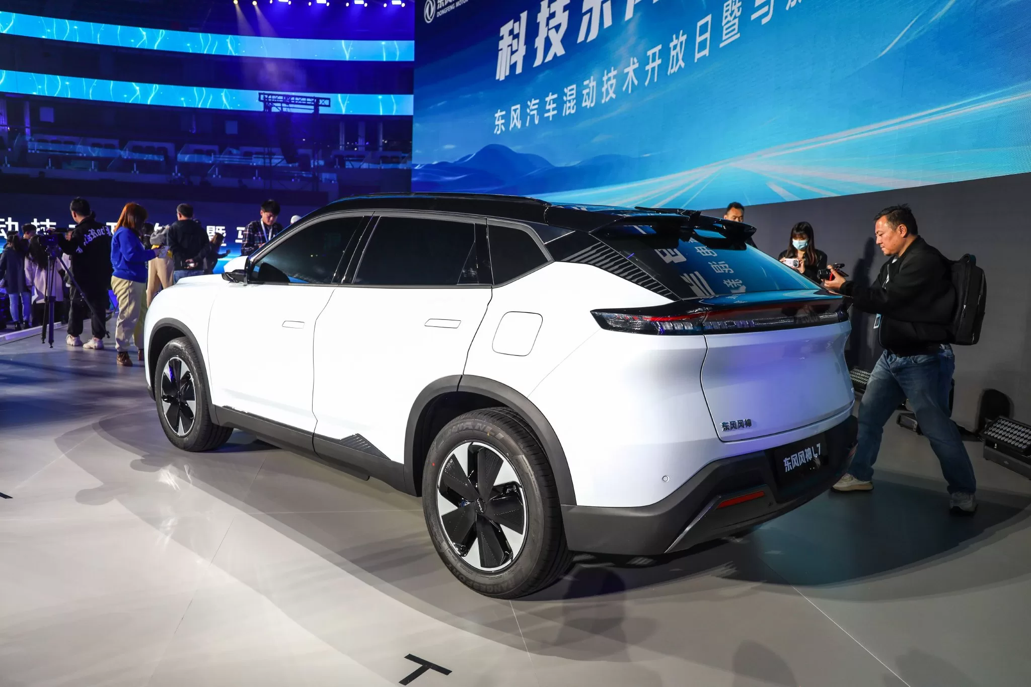 Dongfeng Fengshen L7: Unveiling the Stylish Hybrid SUV with PHREV Technology