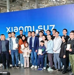 Xiaomi Founder Lei Jun Personally Delivers Xiaomi SU7 to Owners at Ceremony