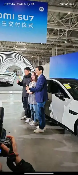 Xiaomi Founder Lei Jun Personally Delivers Xiaomi SU7 to Owners at Ceremony