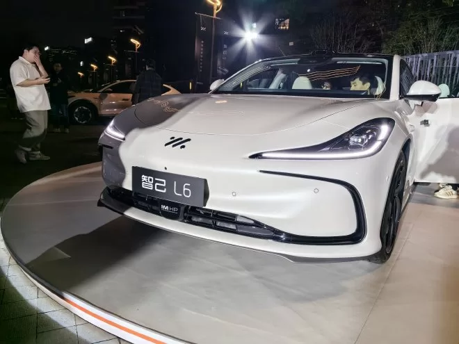 Zhiqi L6: Electric Vehicle with 1000km Range & 2.74s Acceleration - Pre-Sale Details