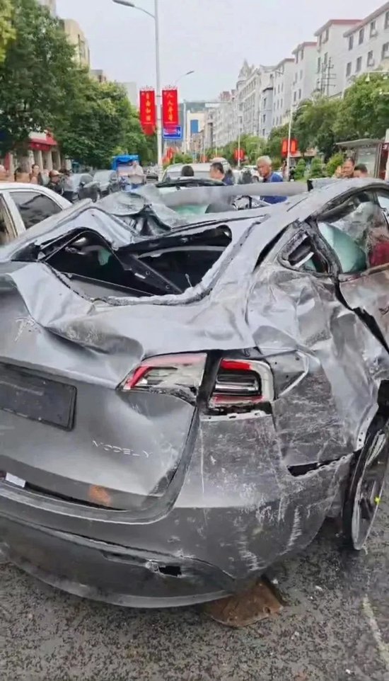 Terrifying Tesla Model Y Rollover Accident in Dayu County - Multiple Injuries and Severe Damage Reported