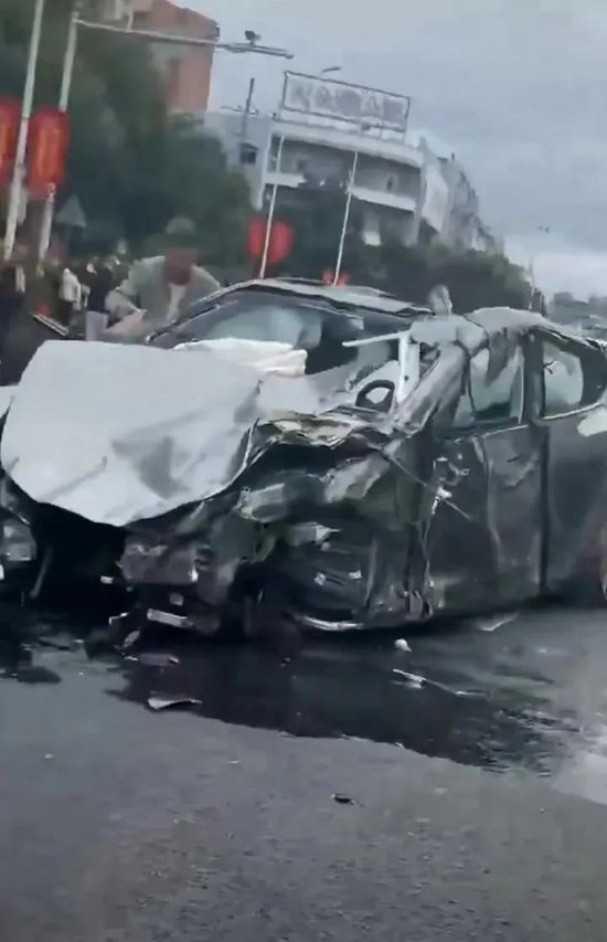 Terrifying Tesla Model Y Rollover Accident in Dayu County - Multiple Injuries and Severe Damage Reported