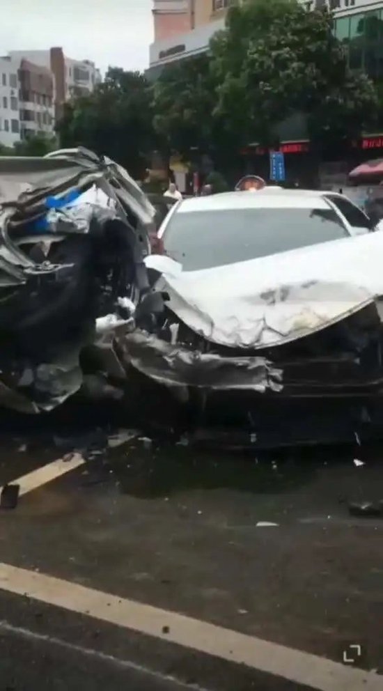 Terrifying Tesla Model Y Rollover Accident in Dayu County - Multiple Injuries and Severe Damage Reported