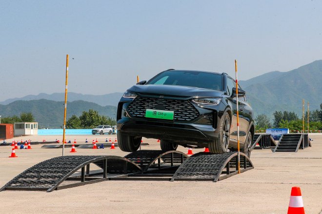 Unleash the Power: BYD's Han and Tang Glory Edition with Yunnei-C Chassis Technology - A Game Changer in Electric Vehicles!