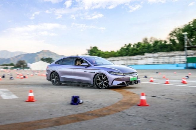 Unleash the Power: BYD's Han and Tang Glory Edition with Yunnei-C Chassis Technology - A Game Changer in Electric Vehicles!