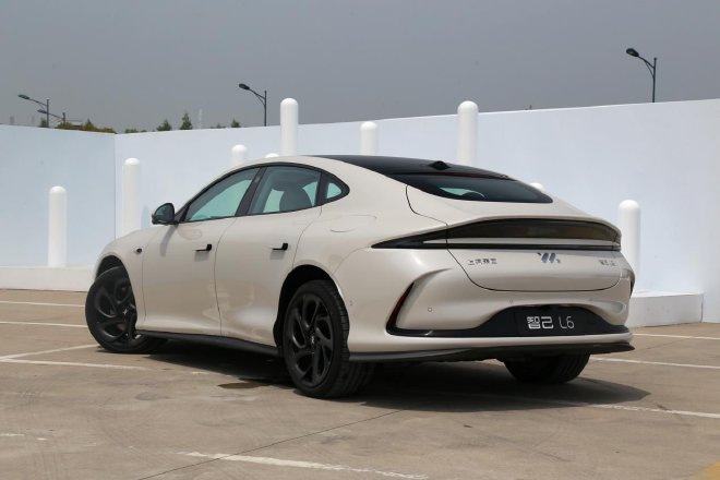 Zhiji L6: New Mid-Size Sedan with IMOS 3.0 & 900V Ultra-Fast Charging Solid-State Battery