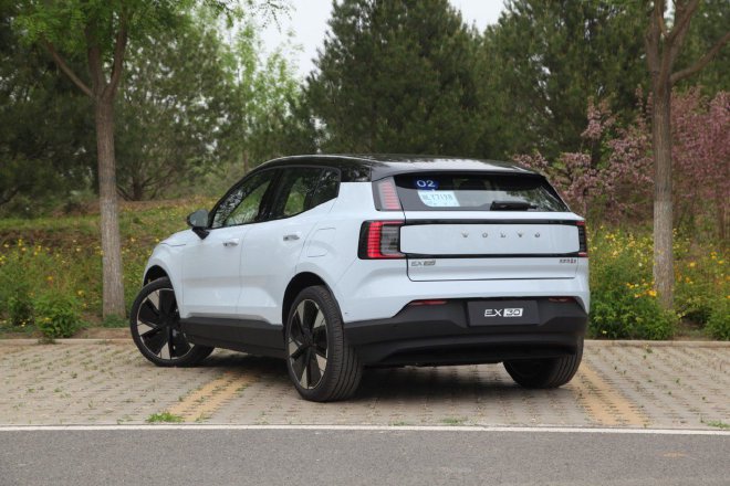 Experience the Thrilling Drive of the Volvo EX30: The Ultimate Electric SUV!