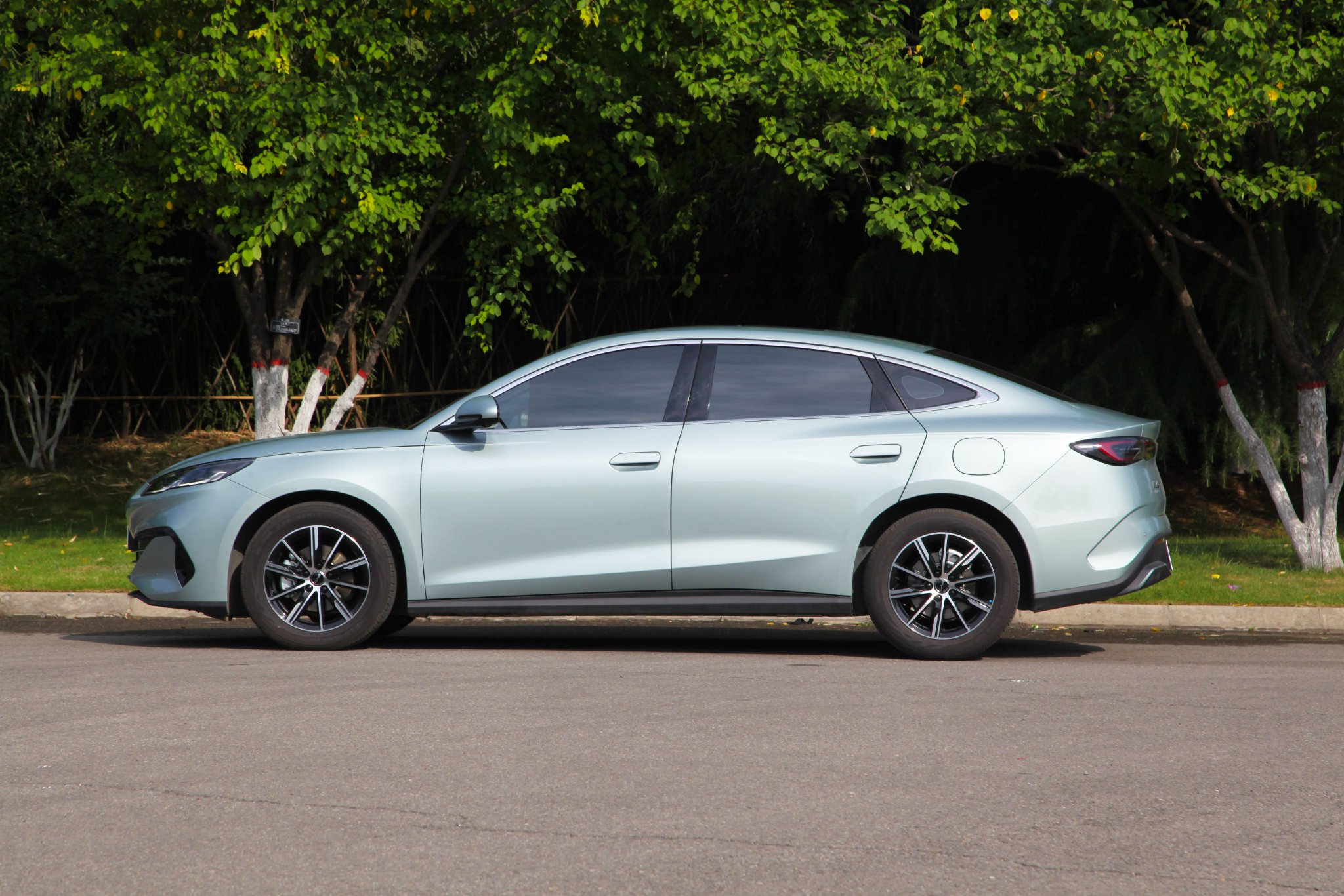 BYD Releases 5th Gen DM-i Super Hybrid: Meet Qin L & Dolphin 06 Mid-Size Sedans!