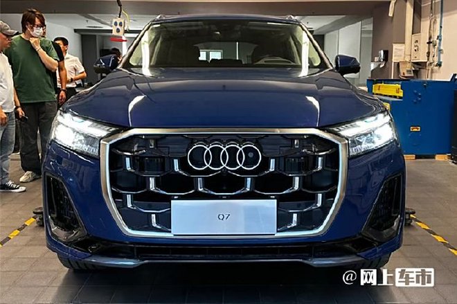 New Audi Q7 Spy Photos Revealed: Redesigned Exterior & Powerful Engines Await Launch!