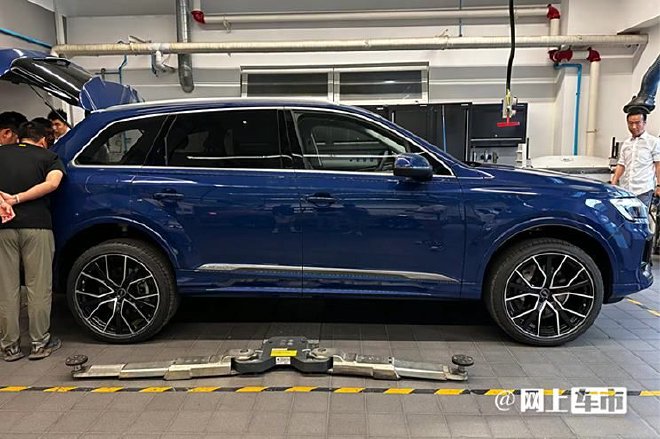 New Audi Q7 Spy Photos Revealed: Redesigned Exterior & Powerful Engines Await Launch!