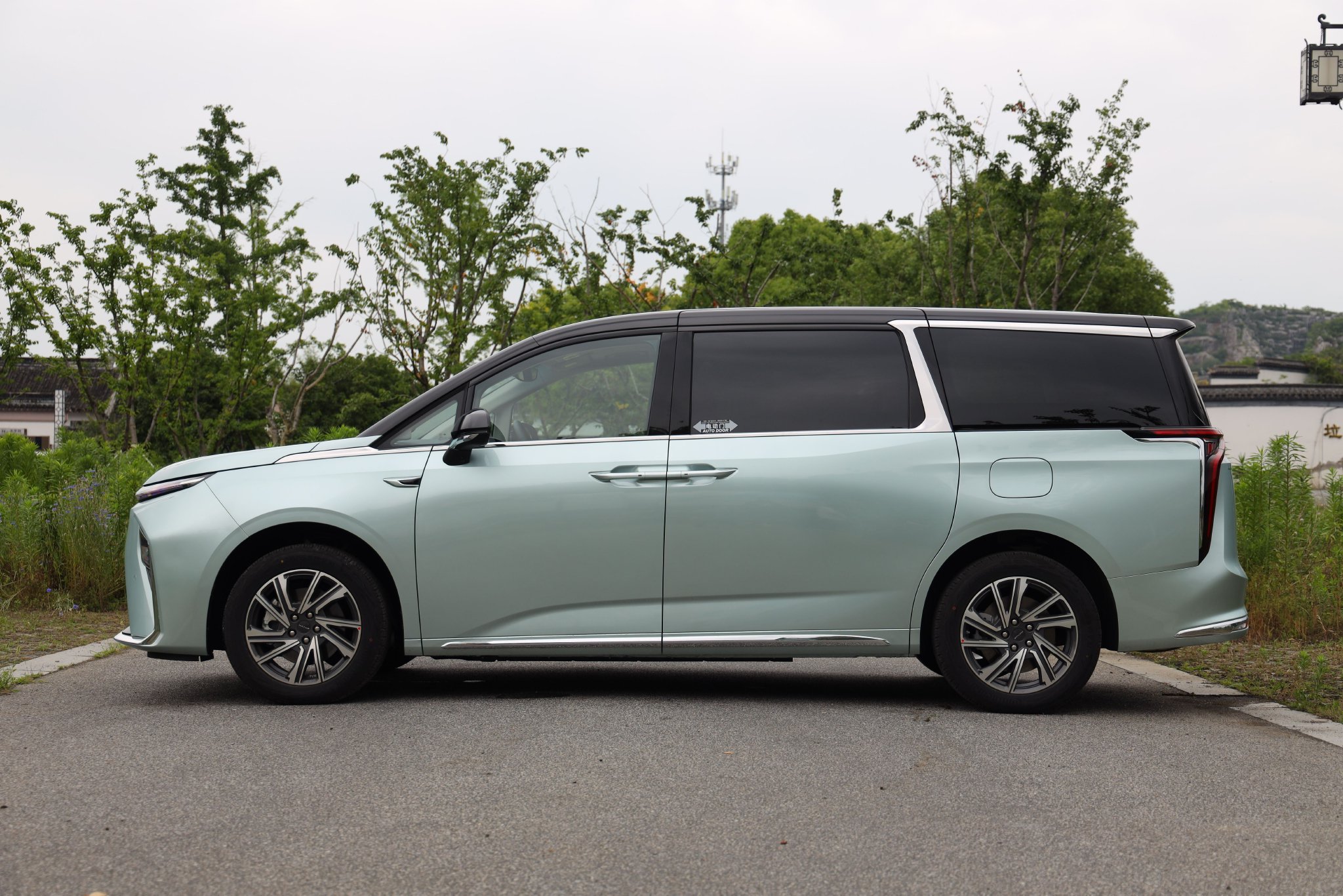 SAIC Maxus D90 Super Hybrid: The Ultimate MPV for Big Business, Big Families, and Big Travelers