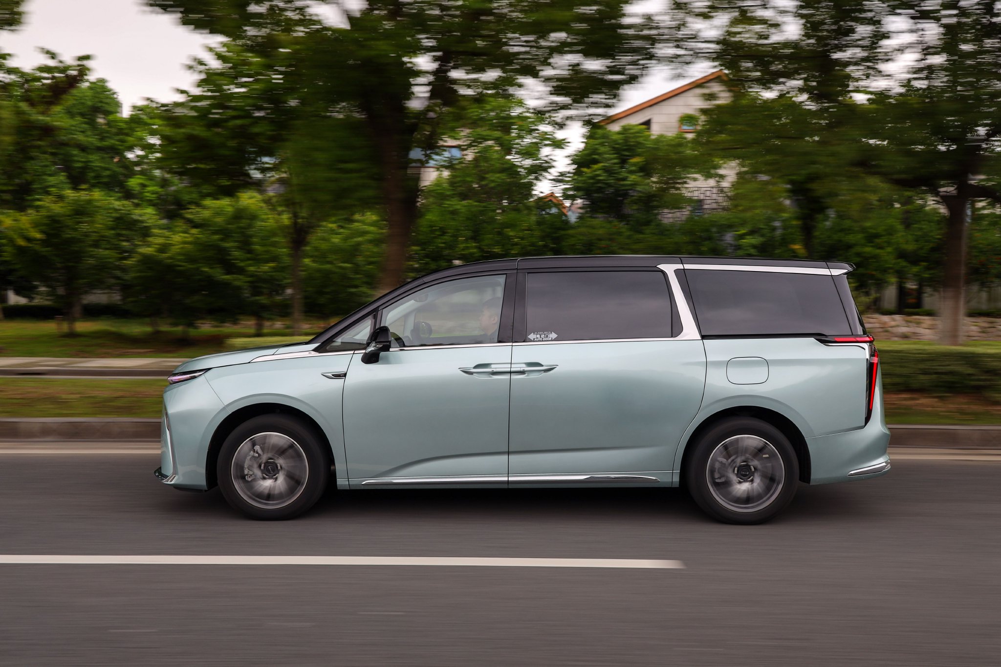 SAIC Maxus D90 Super Hybrid: The Ultimate MPV for Big Business, Big Families, and Big Travelers