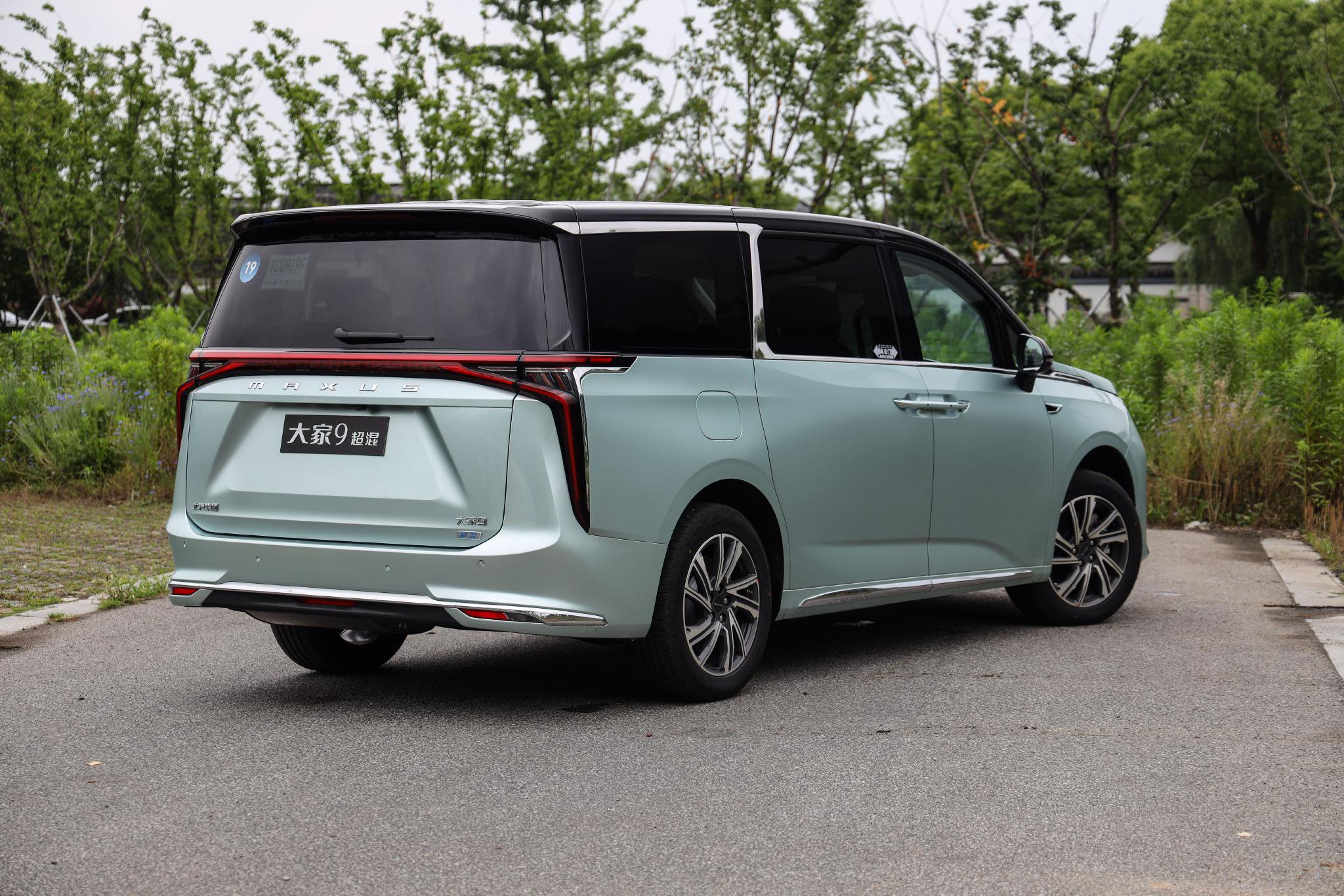 SAIC Maxus D90 Super Hybrid: The Ultimate MPV for Big Business, Big Families, and Big Travelers