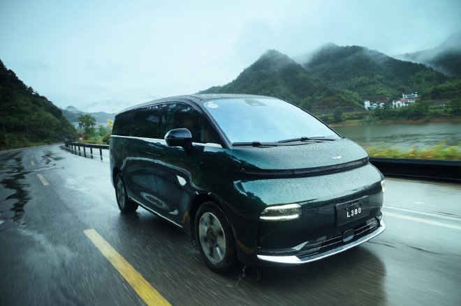 Experience Luxury and Innovation with LEVC L380: A High-End Electric MPV for Today's Discerning Drivers