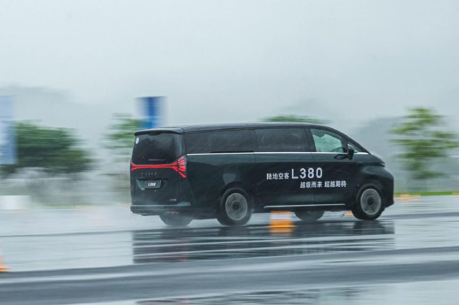 Experience Luxury and Innovation with LEVC L380: A High-End Electric MPV for Today's Discerning Drivers