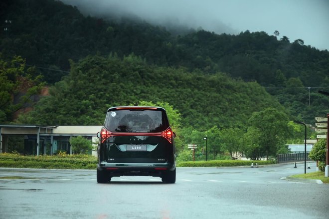 Experience Luxury and Innovation with LEVC L380: A High-End Electric MPV for Today's Discerning Drivers