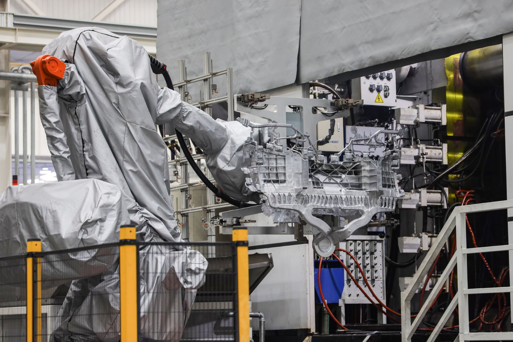 Revolutionizing Automotive Manufacturing: IDRA 10,000-ton Super Die-Casting Machine Unveiled