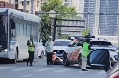 Shocking Video: Baidu's Driverless Taxi Collides with Pedestrians in Wuhan