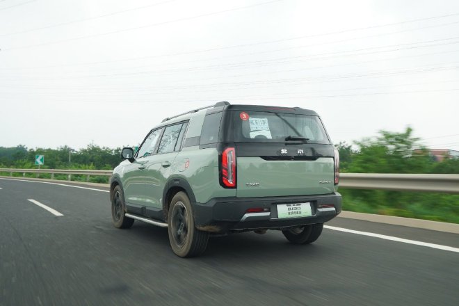 Explore the Beijing BJ30: The Ultimate Hybrid for Your Family Road Trip