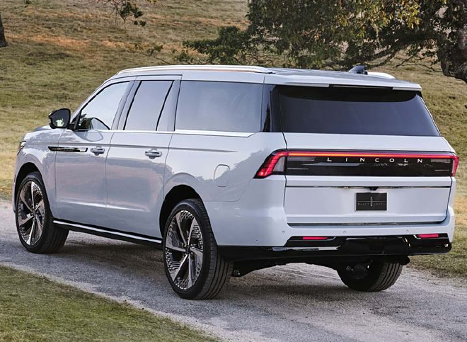 2024 Lincoln Navigator Debuts at Pebble Beach: A Mid-Cycle Refresh